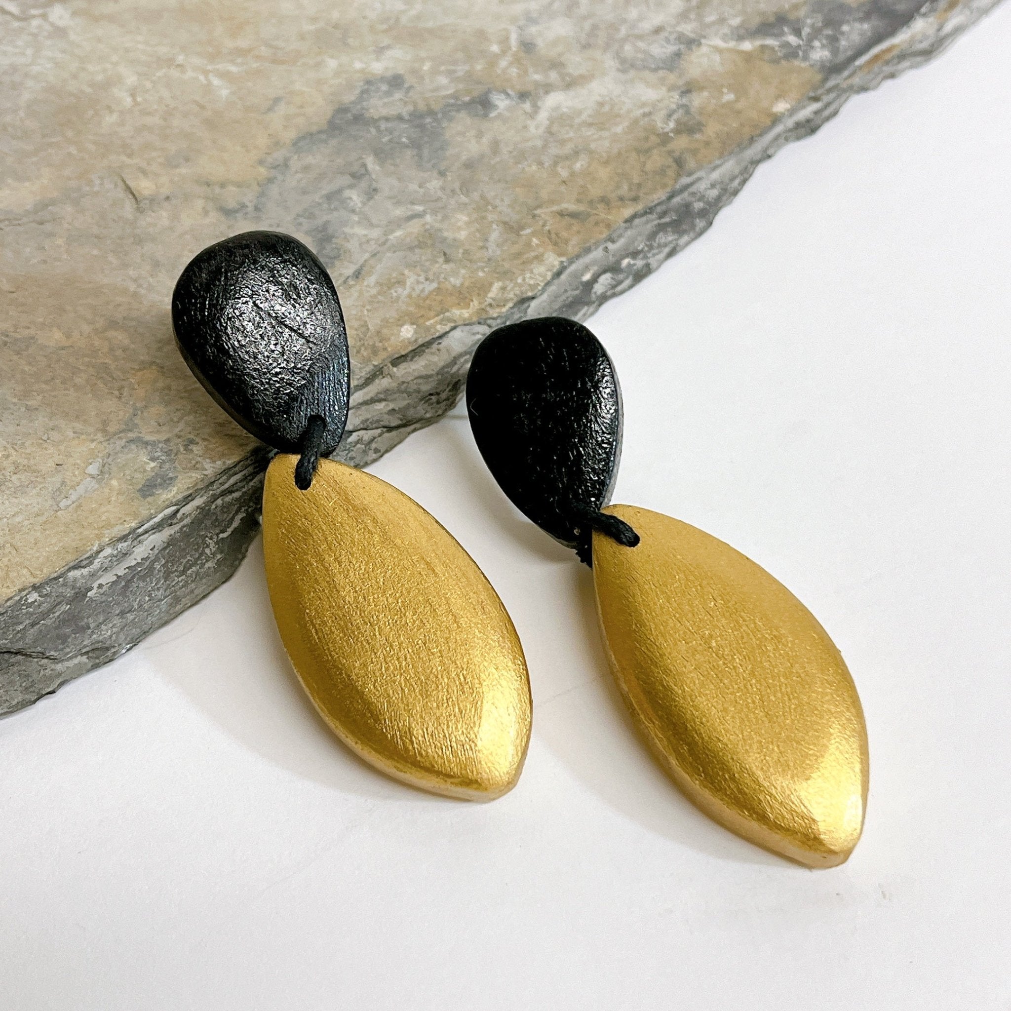 Dos Elegantes Earrings