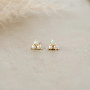 files/elegance-studs-white-pearl-opal-413587.webp