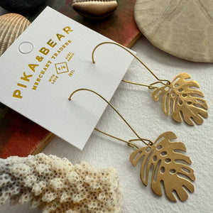 files/khasi-brass-monstera-leaf-on-raw-brass-kidney-wire-914551.jpg
