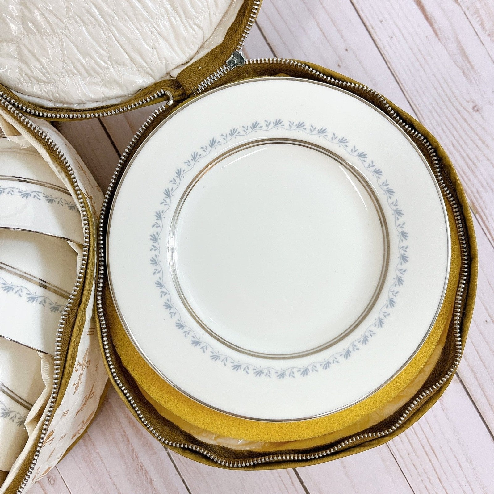 Tiaraページ tiara-royal-doulton-china-set-