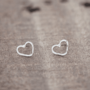 products/amore-stud-earrings-974667.png