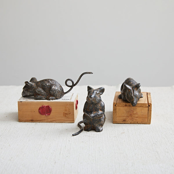 Distressed Finish Metal Mouse